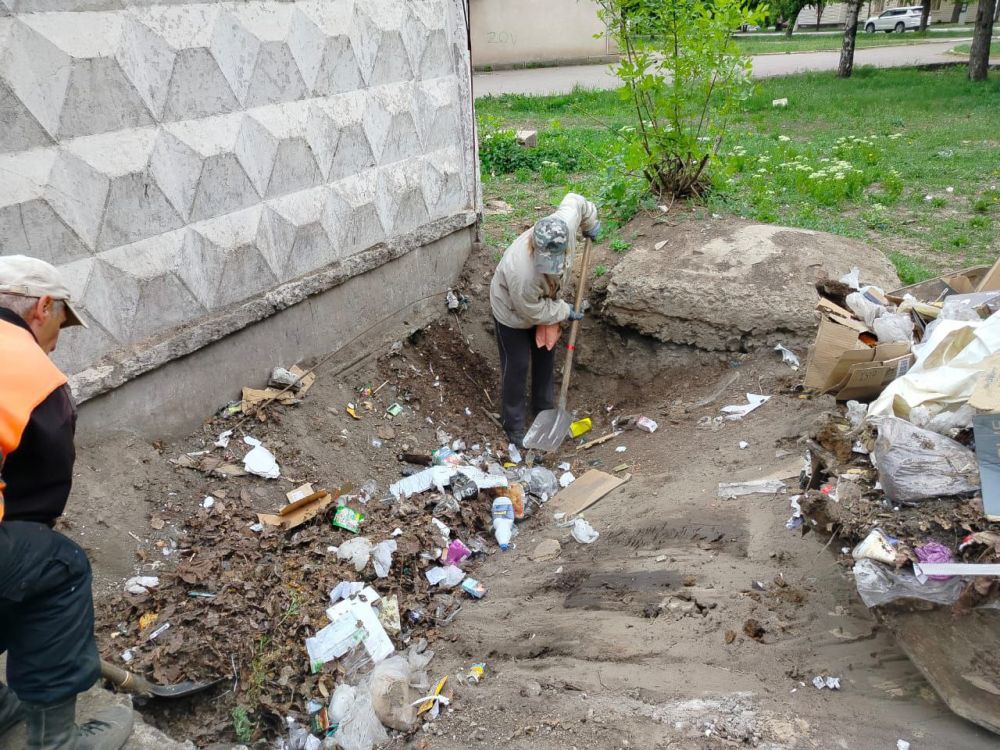 В Стаханове продолжаются работы по очистке города от мусора В Стаханове продолжаются работы по очистке города от мусора