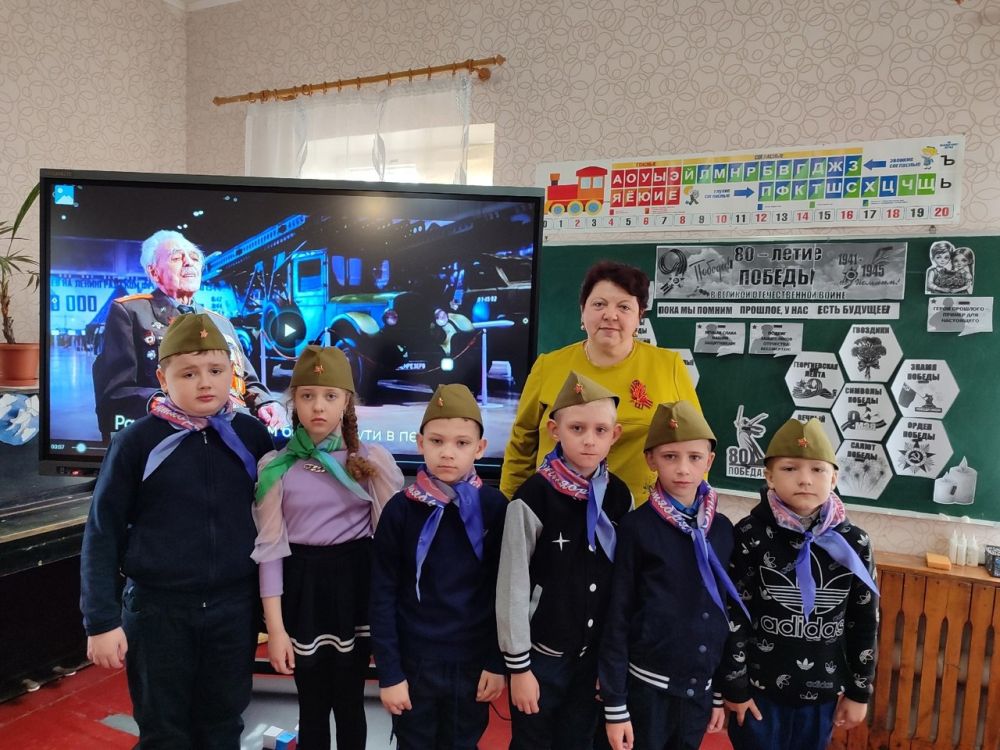 В учебных заведениях Лутугинского муниципального округа учебная неделя традиционно началась с внеурочного занятия «Разговоры о важном» посвященного 80-летию Победы Советского Союза в Великой Отечественной войне В учебных заведениях Лутугинского муниципального округа учебная неделя традиционно началась с внеурочного занятия «Разговоры о важном» посвященного 80-летию Победы Советского Союза в Великой Отечественной войне