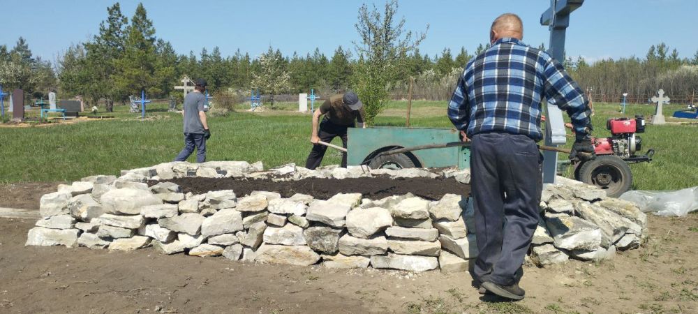 Уборка территории братской могилы советских воинов в селе Целуйково: уважение к памяти и традициям Уборка территории братской могилы советских воинов в селе Целуйково: уважение к памяти и традициям