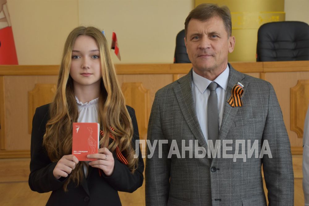 В Алчевске состоялась торжественная церемония вручения паспортов активистам «Движения Первых» В Алчевске состоялась торжественная церемония вручения паспортов активистам «Движения Первых»