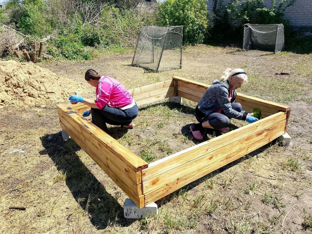 В Рубежном единороссы благоустроили детскую площадку В Рубежном единороссы благоустроили детскую площадку