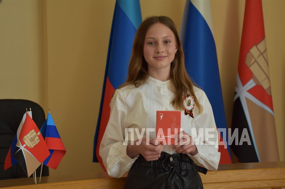 В Алчевске состоялась торжественная церемония вручения паспортов активистам «Движения Первых» В Алчевске состоялась торжественная церемония вручения паспортов активистам «Движения Первых»