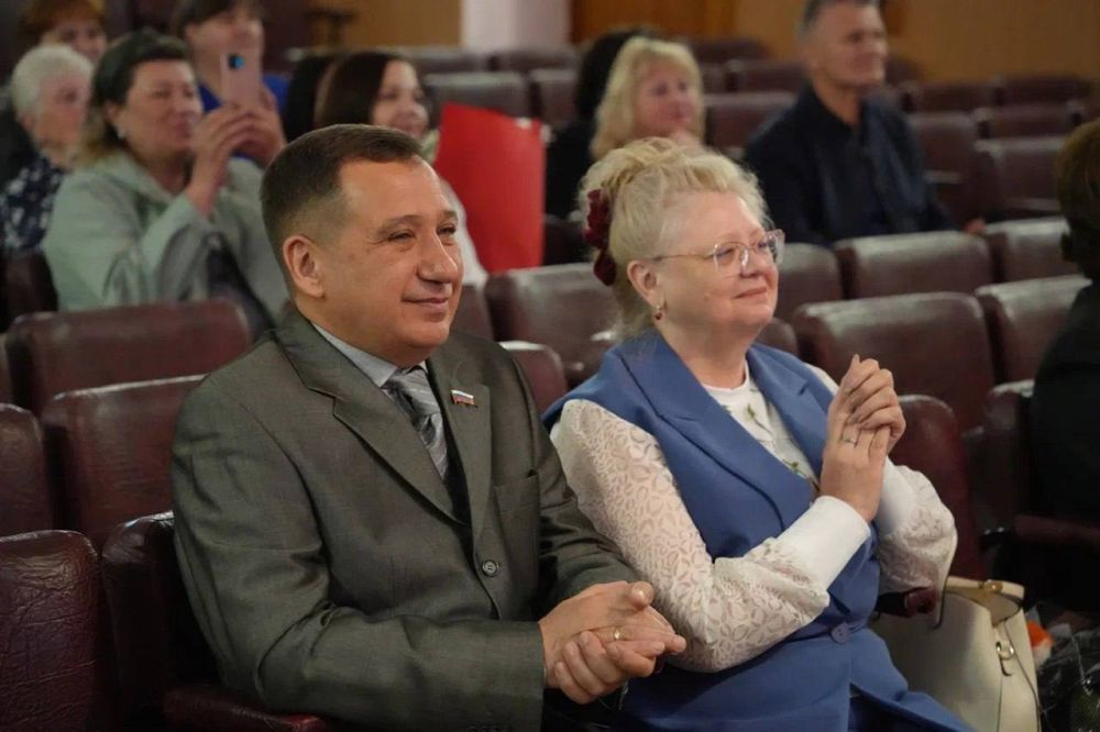 Роман Лысенко: Сегодня в культурно-досуговом центре города Алчевска состоялась церемония награждения Знаком особого отличия Совета городского округа город Алчевск Луганской Народной Республики «Общественное признание» Роман Лысенко: Сегодня в культурно-досуговом центре города Алчевска состоялась церемония награждения Знаком особого отличия Совета городского округа город Алчевск Луганской Народной Республики «Общественное признание»