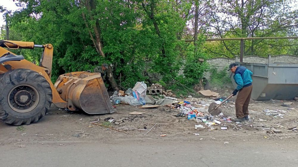 В Стаханове продолжаются работы по очистке города от мусора В Стаханове продолжаются работы по очистке города от мусора