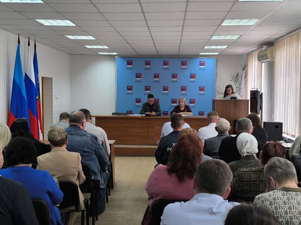 Альберт Зинченко: Сегодня совместно с председателем Совета Станично-Луганского муниципального округа Татьяной Пономаревой провели аппаратное совещание с руководителями структурных подразделений, учреждений и предприятий... Альберт Зинченко: Сегодня совместно с председателем Совета Станично-Луганского муниципального округа Татьяной Пономаревой провели аппаратное совещание с руководителями структурных подразделений, учреждений и предприятий...