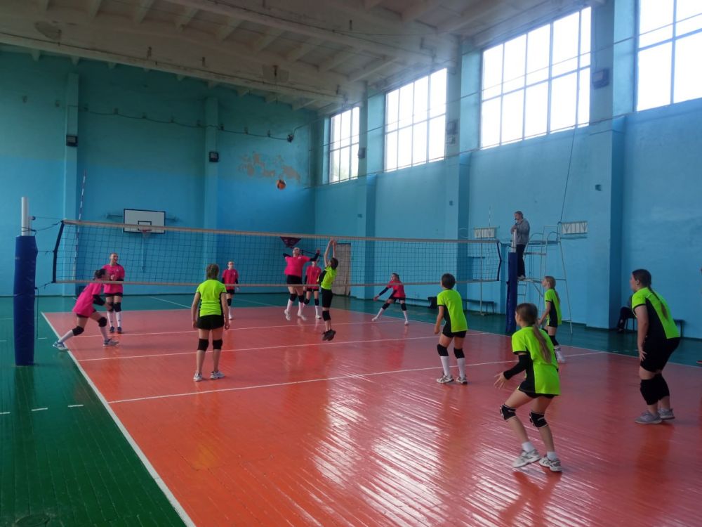 Учащиеся отделения «Волейбол» Меловской ДЮСШ, под руководством тренера - преподавателя Коробейника Андрея Владимировича, приняли участие в Первенстве Луганской Народной Республики по волейболу, среди девушек до 15 лет Учащиеся отделения «Волейбол» Меловской ДЮСШ, под руководством тренера - преподавателя Коробейника Андрея Владимировича, приняли участие в Первенстве Луганской Народной Республики по волейболу, среди девушек до 15 лет
