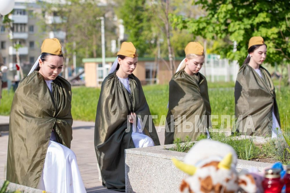 Активисты отделения Народного фронта в ЛНР привезли в республику частицу «вечного огня» из Александровского сада в Москве Активисты отделения Народного фронта в ЛНР привезли в республику частицу «вечного огня» из Александровского сада в Москве