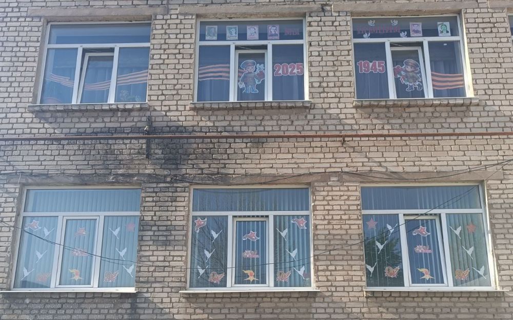 Жители Краснодонского муниципального округа присоединились к патриотической акции «Окна Победы» Жители Краснодонского муниципального округа присоединились к патриотической акции «Окна Победы»