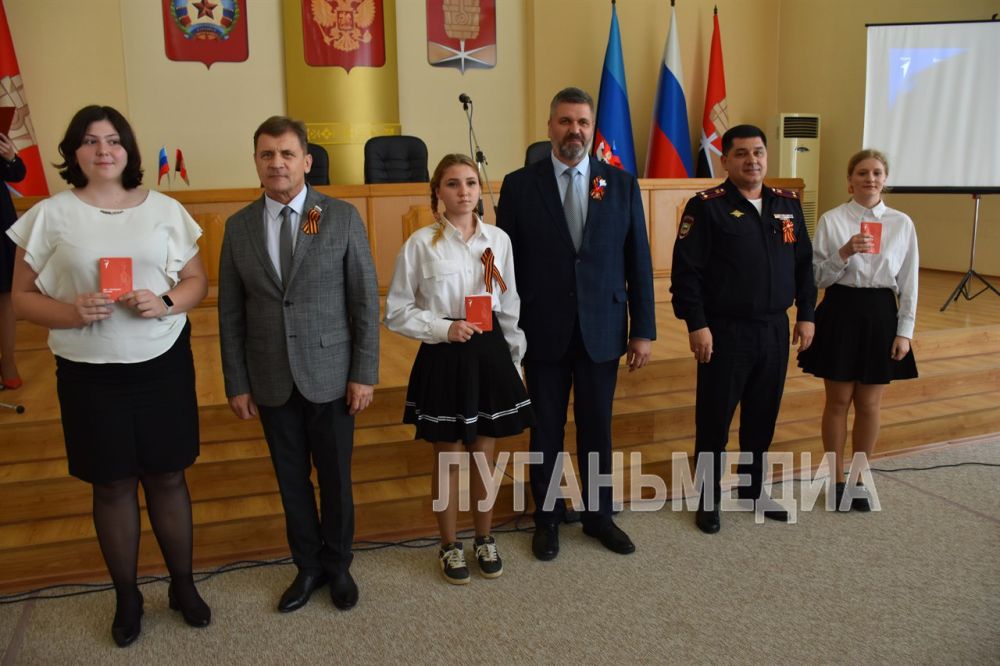 В Алчевске состоялась торжественная церемония вручения паспортов активистам «Движения Первых» В Алчевске состоялась торжественная церемония вручения паспортов активистам «Движения Первых»