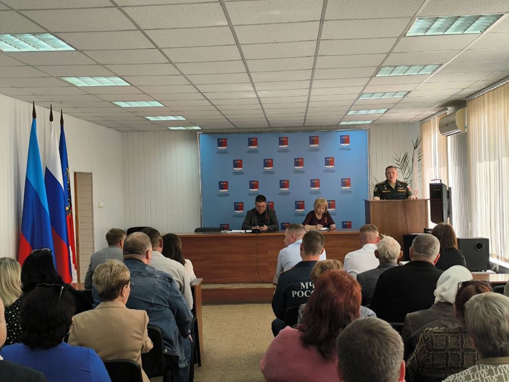 Альберт Зинченко: Сегодня совместно с председателем Совета Станично-Луганского муниципального округа Татьяной Пономаревой провели аппаратное совещание с руководителями структурных подразделений, учреждений и предприятий... Альберт Зинченко: Сегодня совместно с председателем Совета Станично-Луганского муниципального округа Татьяной Пономаревой провели аппаратное совещание с руководителями структурных подразделений, учреждений и предприятий...