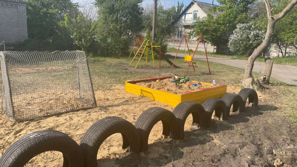 В Рубежном единороссы благоустроили детскую площадку В Рубежном единороссы благоустроили детскую площадку