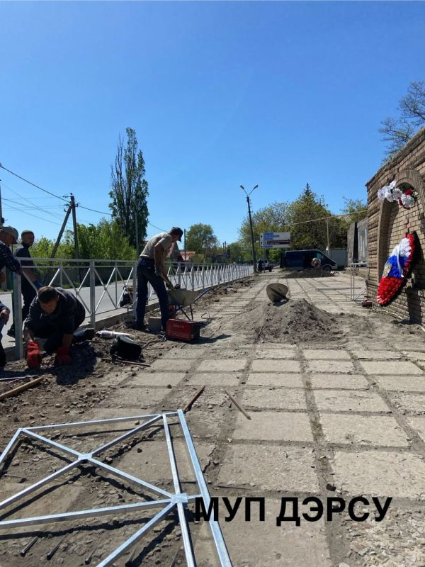 Несмотря на праздничные дни на прошедшей неделе работники МУП «ДЭРСУ» не прекращали работы по благоустройству города и поддержанию чистоты Несмотря на праздничные дни на прошедшей неделе работники МУП «ДЭРСУ» не прекращали работы по благоустройству города и поддержанию чистоты