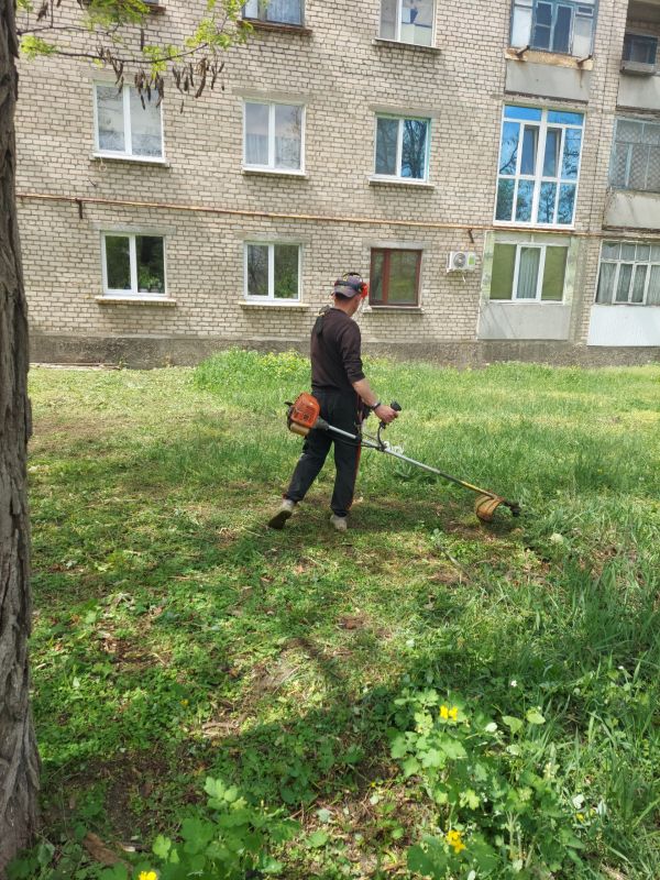 Коммунальные будни. Работники ООО "Арнстрой" ведут работы покосу травы на придомовых территориях группы многоквартирных домов № № 1, 2а, ул. Ленина Коммунальные будни. Работники ООО "Арнстрой" ведут работы покосу травы на придомовых территориях группы многоквартирных домов № № 1, 2а, ул. Ленина