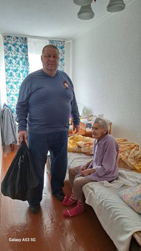 В рамках акции "Добрые дела", главным специалистом Петровского отдела жизнеобеспечения Никишиным С. В., была доставлена гуманитарная помощь юбилярам, а также поздравления и пожелания здоровья и долголетия В рамках акции "Добрые дела", главным специалистом Петровского отдела жизнеобеспечения Никишиным С. В., была доставлена гуманитарная помощь юбилярам, а также поздравления и пожелания здоровья и долголетия