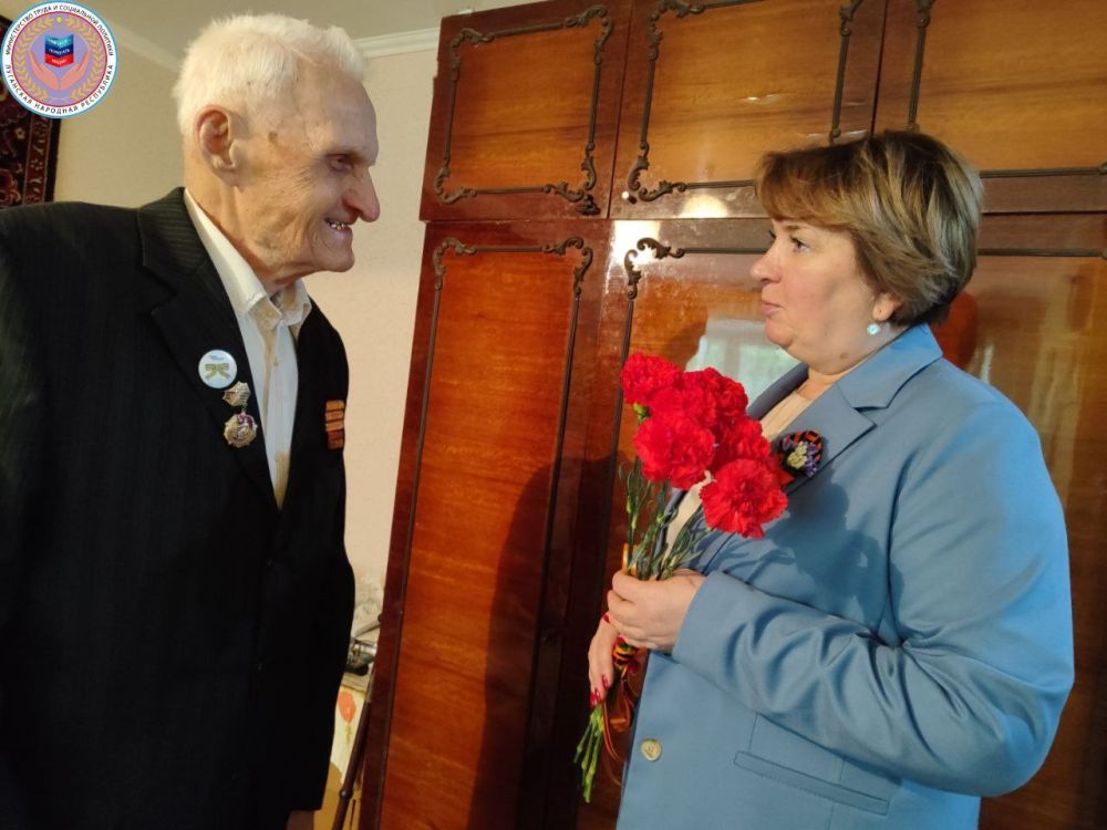 Министр труда ЛНР поздравила ветерана с наступающим Днём Победы Министр труда ЛНР поздравила ветерана с наступающим Днём Победы