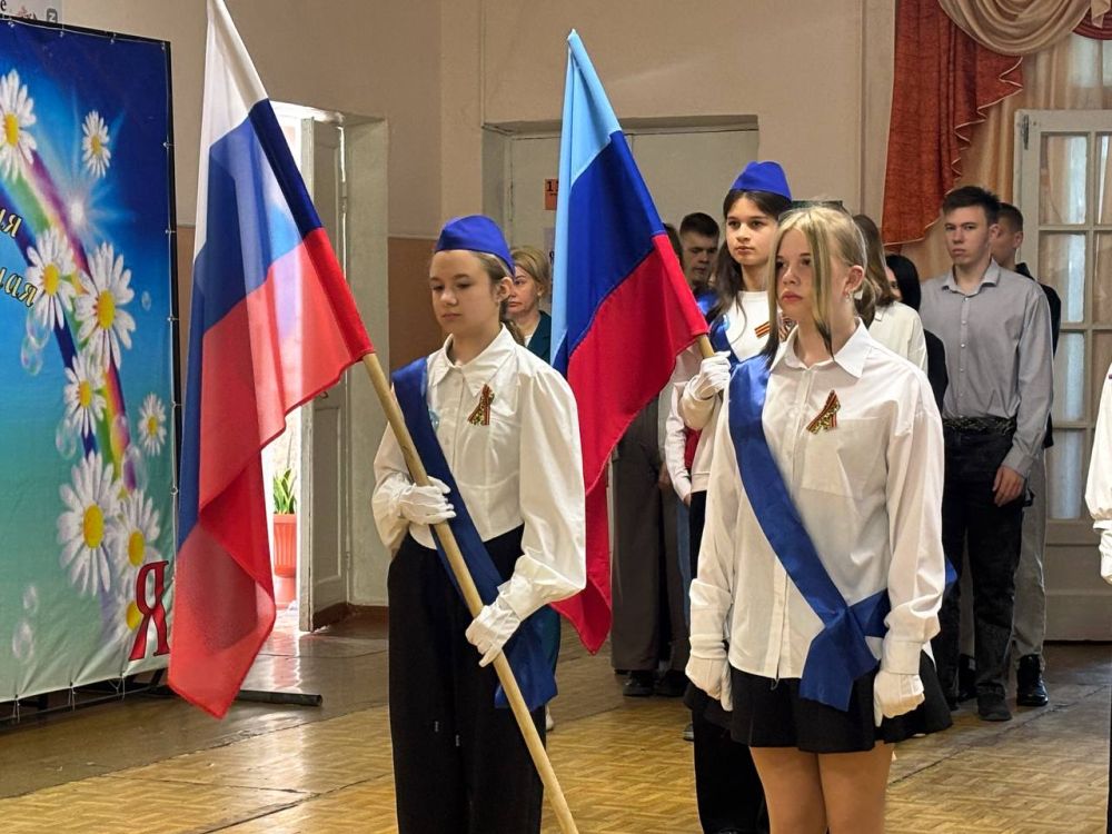 5 мая в Ровеньковских школах прошла еженедельная церемония, посвященная выносу флагов Российской Федерации и Луганской Народной Республики 5 мая в Ровеньковских школах прошла еженедельная церемония, посвященная выносу флагов Российской Федерации и Луганской Народной Республики