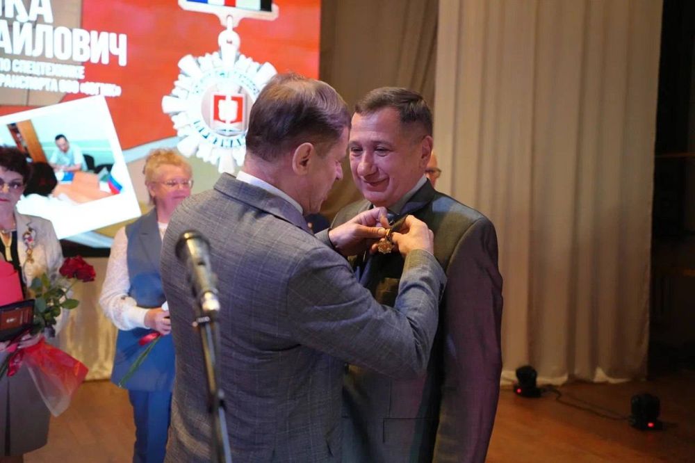 Роман Лысенко: Сегодня в культурно-досуговом центре города Алчевска состоялась церемония награждения Знаком особого отличия Совета городского округа город Алчевск Луганской Народной Республики «Общественное признание» Роман Лысенко: Сегодня в культурно-досуговом центре города Алчевска состоялась церемония награждения Знаком особого отличия Совета городского округа город Алчевск Луганской Народной Республики «Общественное признание»