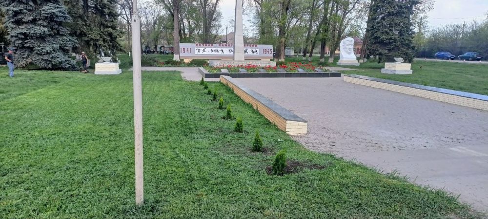 23 апреля индивидуальные предприниматели Троицкого муниципального округа совместно с представителем Молодежного парламента при Народном Совете ЛНР Резниковым Максимом поддержали акцию "Сад памяти", посвященную 80 - летию... 23 апреля индивидуальные предприниматели Троицкого муниципального округа совместно с представителем Молодежного парламента при Народном Совете ЛНР Резниковым Максимом поддержали акцию "Сад памяти", посвященную 80 - летию...