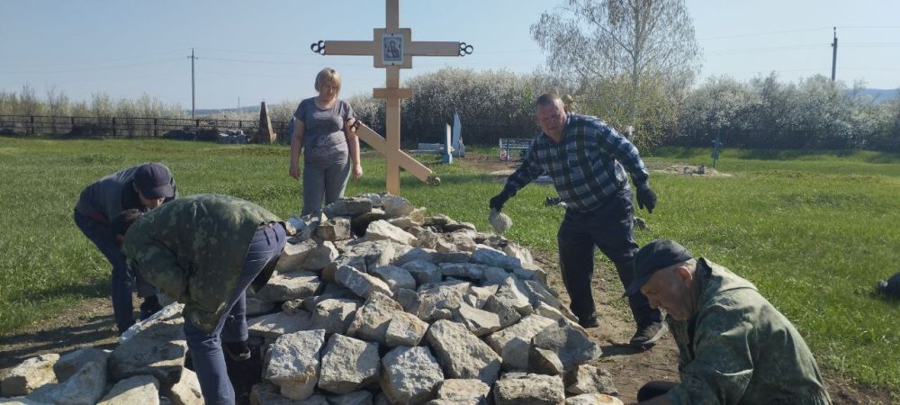 Уборка территории братской могилы советских воинов в селе Целуйково: уважение к памяти и традициям Уборка территории братской могилы советских воинов в селе Целуйково: уважение к памяти и традициям