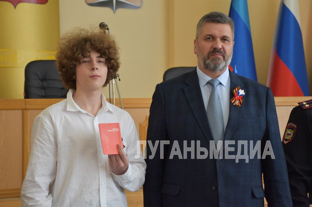 В Алчевске состоялась торжественная церемония вручения паспортов активистам «Движения Первых» В Алчевске состоялась торжественная церемония вручения паспортов активистам «Движения Первых»