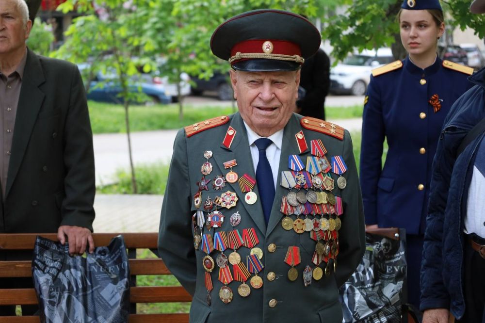 Луганская академия СК России провела патриотическую акцию «Парад под окнами ветерана» Луганская академия СК России провела патриотическую акцию «Парад под окнами ветерана»