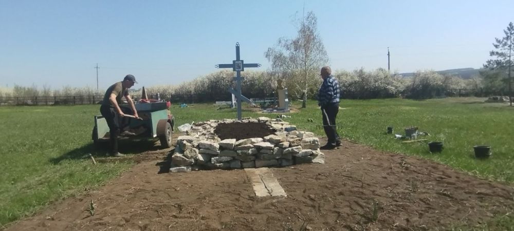 Уборка территории братской могилы советских воинов в селе Целуйково: уважение к памяти и традициям Уборка территории братской могилы советских воинов в селе Целуйково: уважение к памяти и традициям