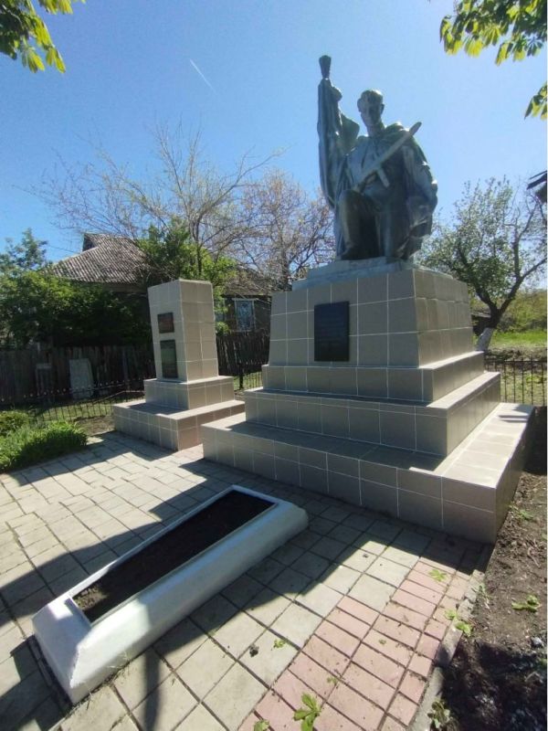 В селе Кондрючее военнослужащие помогли отреставрировать памятник В селе Кондрючее военнослужащие помогли отреставрировать памятник