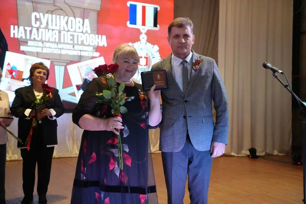 Роман Лысенко: Сегодня в культурно-досуговом центре города Алчевска состоялась церемония награждения Знаком особого отличия Совета городского округа город Алчевск Луганской Народной Республики «Общественное признание» Роман Лысенко: Сегодня в культурно-досуговом центре города Алчевска состоялась церемония награждения Знаком особого отличия Совета городского округа город Алчевск Луганской Народной Республики «Общественное признание»