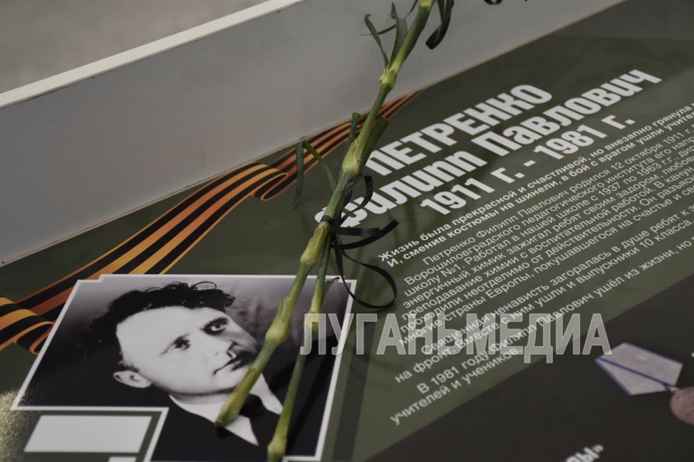 В Антрацитовской основной школе №1 открыли «Парту Героя» В Антрацитовской основной школе №1 открыли «Парту Героя»