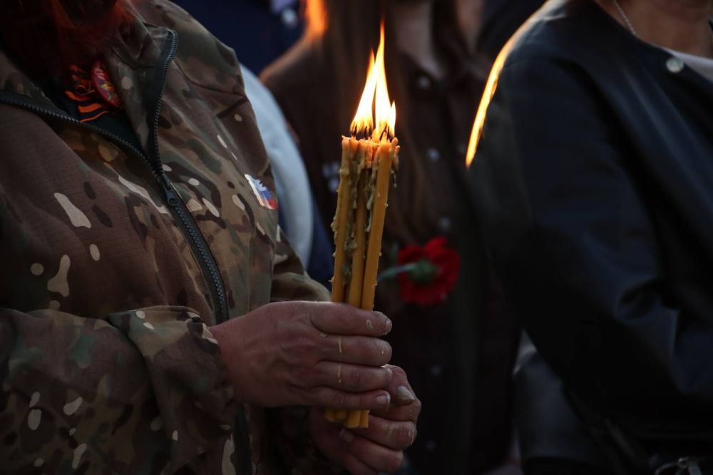 Вечный огонь приехал в ЛНР из Александровского сада Вечный огонь приехал в ЛНР из Александровского сада