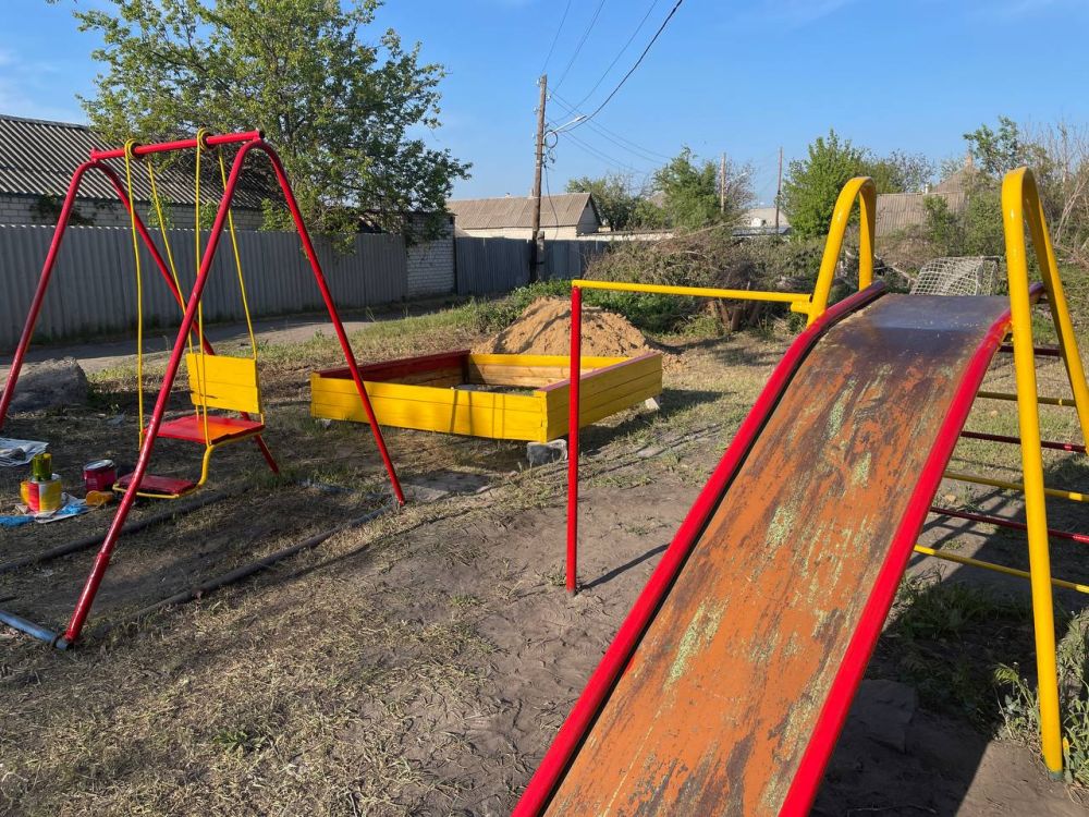 В Рубежном единороссы благоустроили детскую площадку В Рубежном единороссы благоустроили детскую площадку