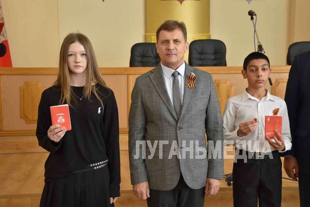 В Алчевске состоялась торжественная церемония вручения паспортов активистам «Движения Первых» В Алчевске состоялась торжественная церемония вручения паспортов активистам «Движения Первых»