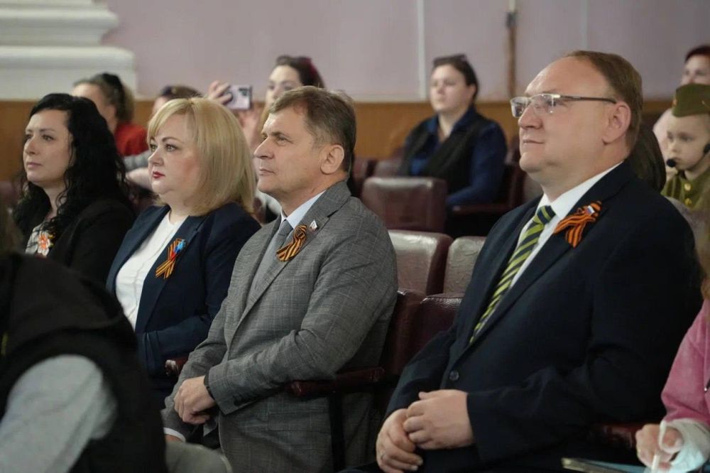 Роман Лысенко: Сегодня в культурно-досуговом центре города Алчевска состоялась церемония награждения Знаком особого отличия Совета городского округа город Алчевск Луганской Народной Республики «Общественное признание» Роман Лысенко: Сегодня в культурно-досуговом центре города Алчевска состоялась церемония награждения Знаком особого отличия Совета городского округа город Алчевск Луганской Народной Республики «Общественное признание»