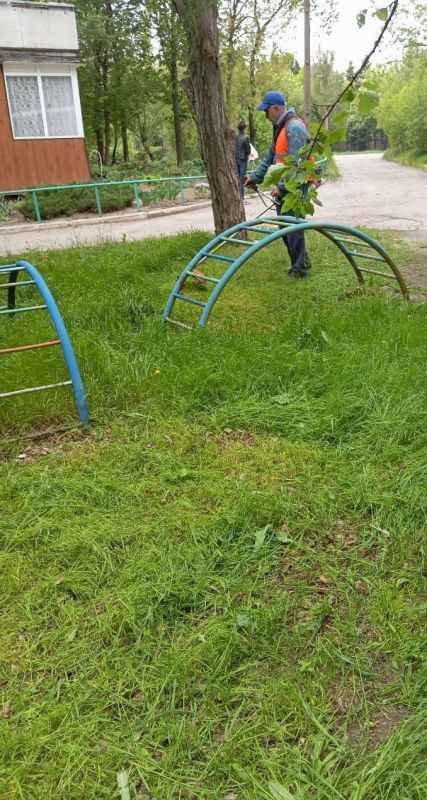 С наступлением теплой погоды коммунальщики приступили к работам по покосу травы на внутриквартальных территориях и вдоль основных улиц города (по красной линии) С наступлением теплой погоды коммунальщики приступили к работам по покосу травы на внутриквартальных территориях и вдоль основных улиц города (по красной линии)