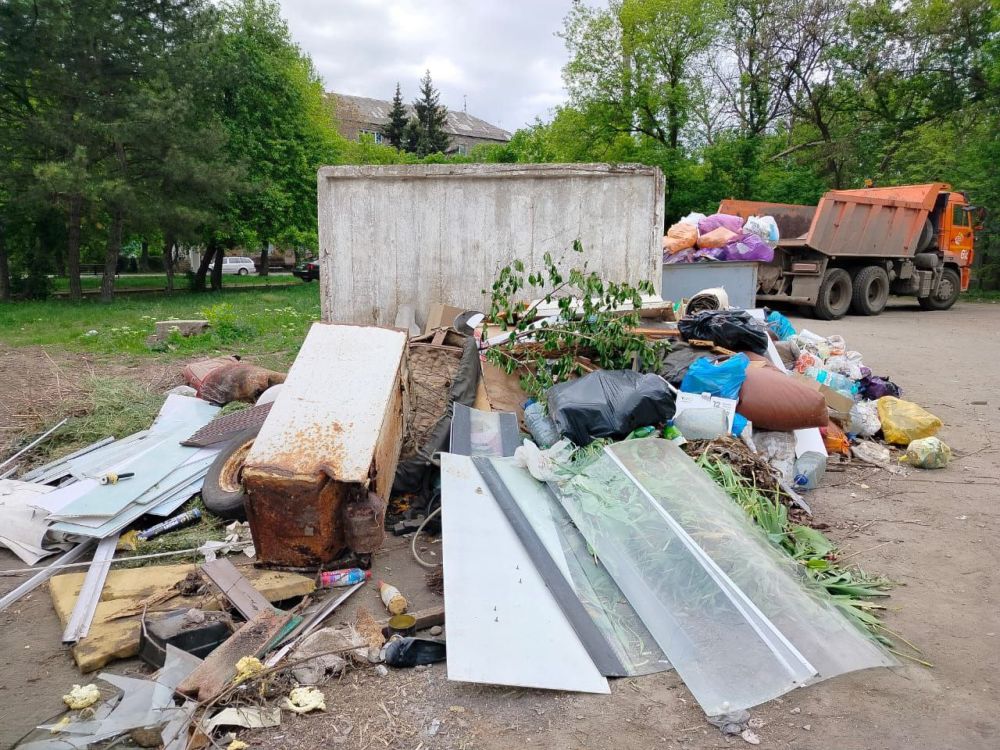 В Стаханове продолжаются работы по очистке города от мусора В Стаханове продолжаются работы по очистке города от мусора