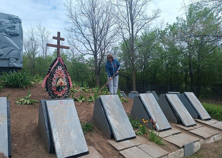 Сохраняя память: субботник на братской могиле воинов в селе Давыдо-Никольское Сохраняя память: субботник на братской могиле воинов в селе Давыдо-Никольское