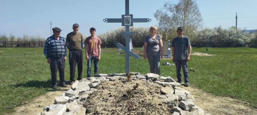 Уборка территории братской могилы советских воинов в селе Целуйково: уважение к памяти и традициям Уборка территории братской могилы советских воинов в селе Целуйково: уважение к памяти и традициям
