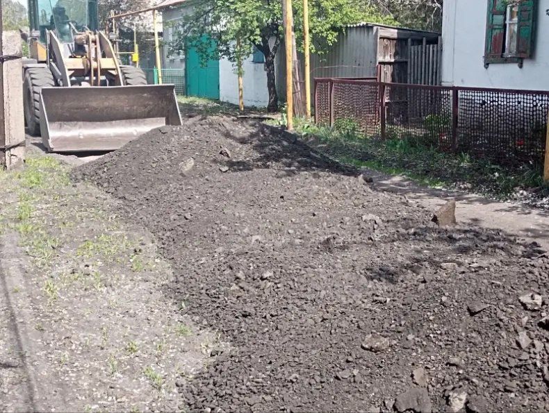Сотрудники МУП «Спецкомавтотранс» начали работы по подсыпке проезжей части от переулка Дзержинский Сотрудники МУП «Спецкомавтотранс» начали работы по подсыпке проезжей части от переулка Дзержинский