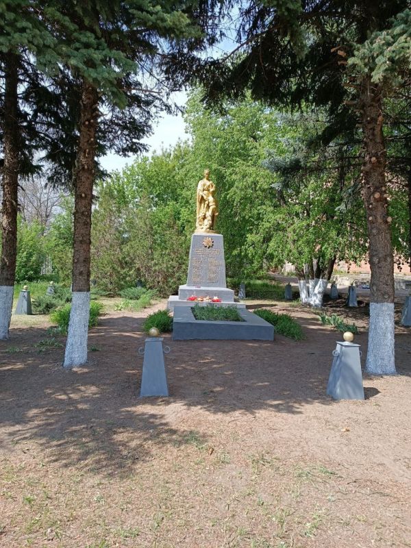 Жители с.Николаевка выражают благодарность волонтерам 98 дивизии воздушно-десантных войск за благоустройство братской могилы у памятника «Родина мать» Жители с.Николаевка выражают благодарность волонтерам 98 дивизии воздушно-десантных войск за благоустройство братской могилы у памятника «Родина мать»