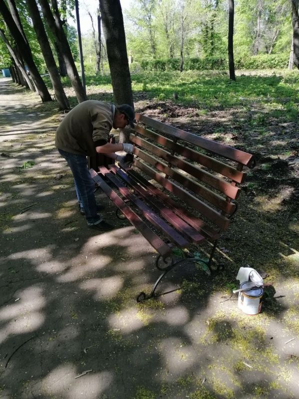 Несмотря на праздничные дни на прошедшей неделе работники МУП «ДЭРСУ» не прекращали работы по благоустройству города и поддержанию чистоты Несмотря на праздничные дни на прошедшей неделе работники МУП «ДЭРСУ» не прекращали работы по благоустройству города и поддержанию чистоты