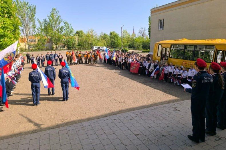 В Свердловской СШ №8 прошла торжественная линейка «Бессмертный полк: Герои среди нас» В Свердловской СШ №8 прошла торжественная линейка «Бессмертный полк: Герои среди нас»