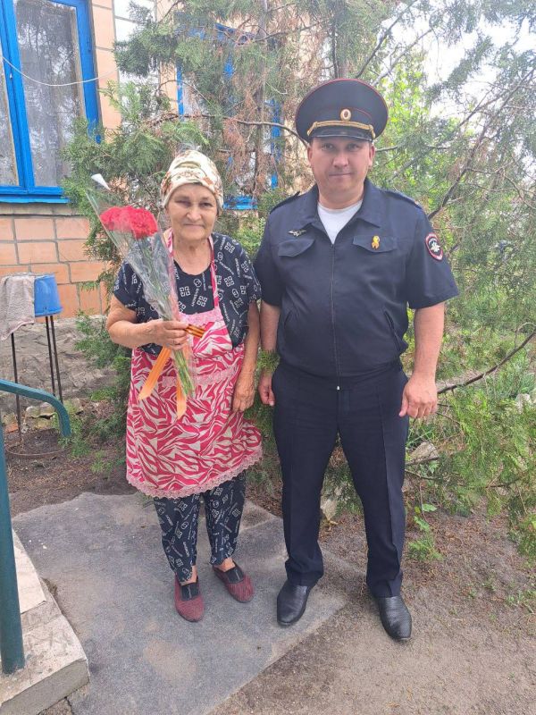 В преддверии Дня Победы сотрудники ОГИБДД ОМВД России «Беловодский» навестили ветерана Великой Отечественной войны Елену Бондарь