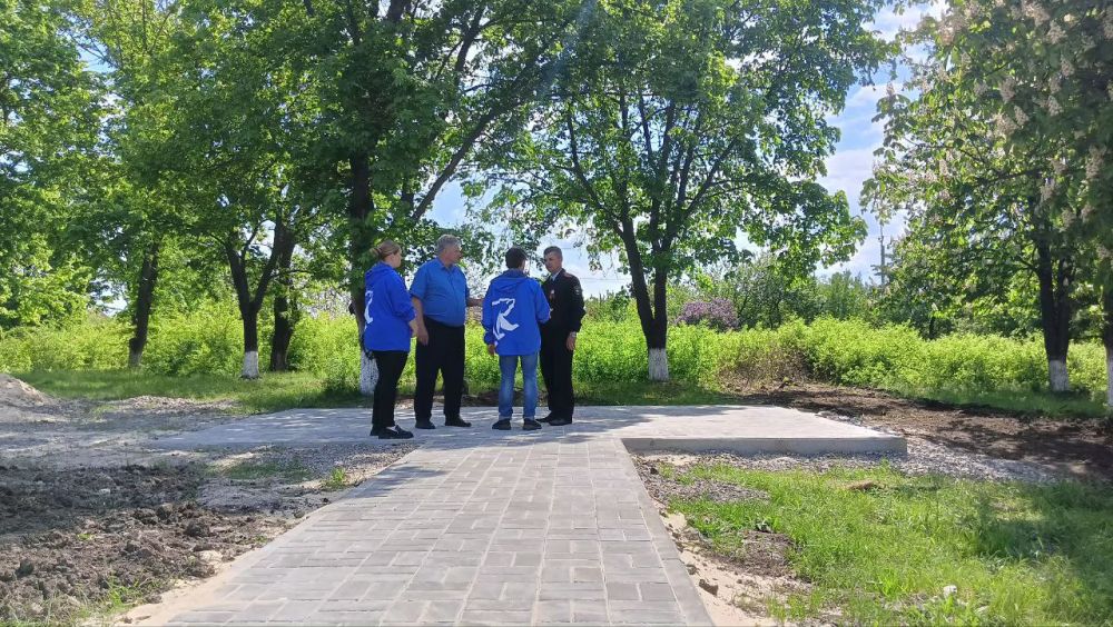 Единороссы проверили благоустройство перезахоронения красноармейцев Единороссы проверили благоустройство перезахоронения красноармейцев