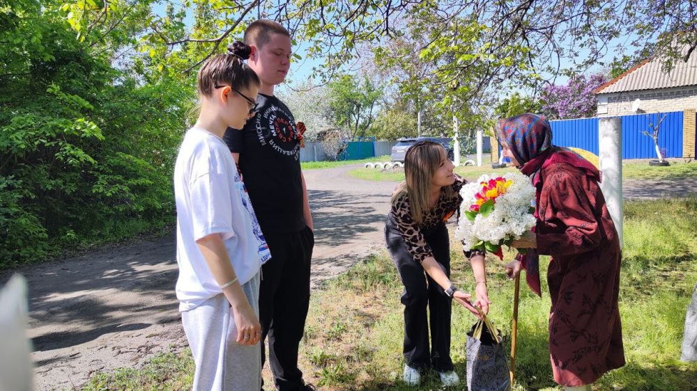 Сегодня активисты Движения Первых и юнармейцы Новодарьевской школы им. В. Д. Луганского провели парад у дома ветерана Великой Отечественной войны Сегодня активисты Движения Первых и юнармейцы Новодарьевской школы им. В. Д. Луганского провели парад у дома ветерана Великой Отечественной войны