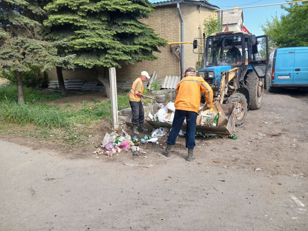 Сегодня работники коммунальных служб с самого утра трудятся на благо нашего города Сегодня работники коммунальных служб с самого утра трудятся на благо нашего города