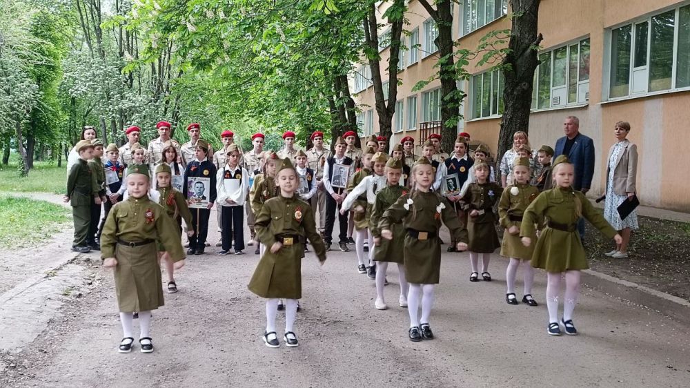 «Историческая память»: В Луганской гимназии №52 высадили «Сад памяти» «Историческая память»: В Луганской гимназии №52 высадили «Сад памяти»