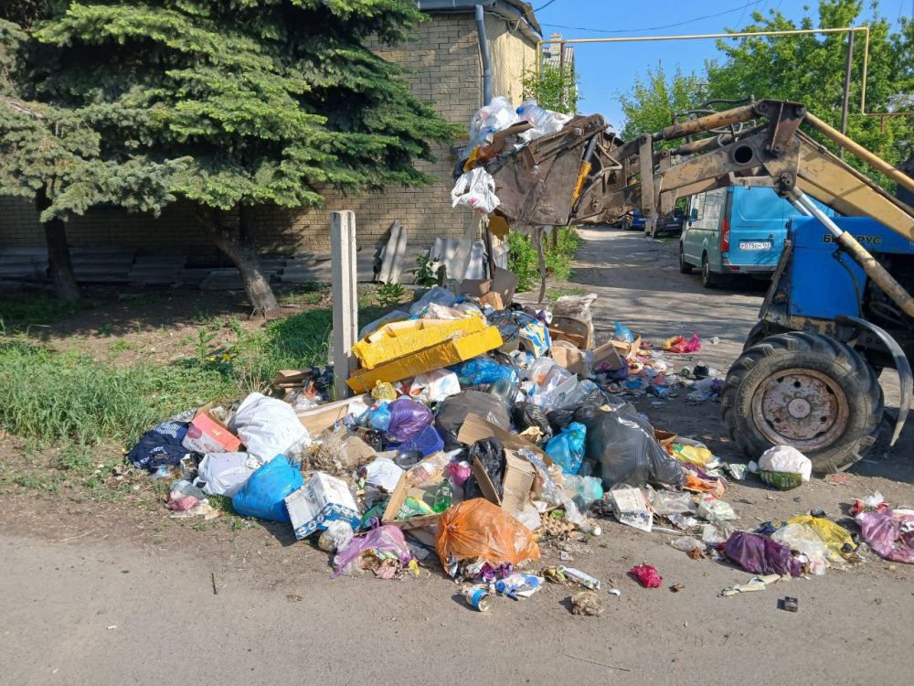 Сегодня работники коммунальных служб с самого утра трудятся на благо нашего города Сегодня работники коммунальных служб с самого утра трудятся на благо нашего города