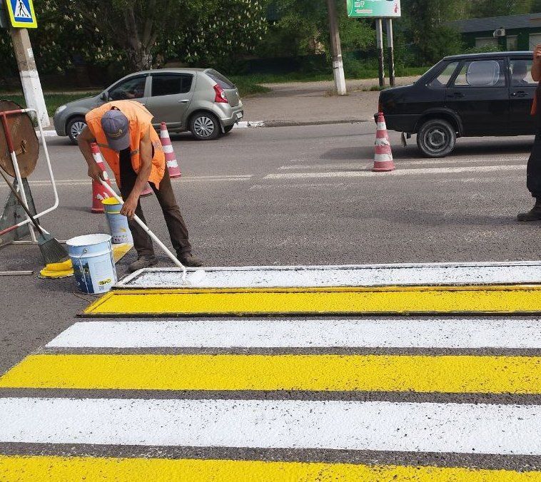 Коммунальные службы проводят работы на территории города Коммунальные службы проводят работы на территории города