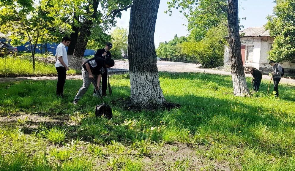 В преддверии праздника Великой Победы в пгт Щетово состоялся субботник, в ходе которого в парке у памятника «Братской могилы Советским воинам» учащиеся ГБОУ ЛНР "АСШ №12 им. Г.М. Тютюнника" активно обкопали деревья В преддверии праздника Великой Победы в пгт Щетово состоялся субботник, в ходе которого в парке у памятника «Братской могилы Советским воинам» учащиеся ГБОУ ЛНР "АСШ №12 им. Г.М. Тютюнника" активно обкопали деревья