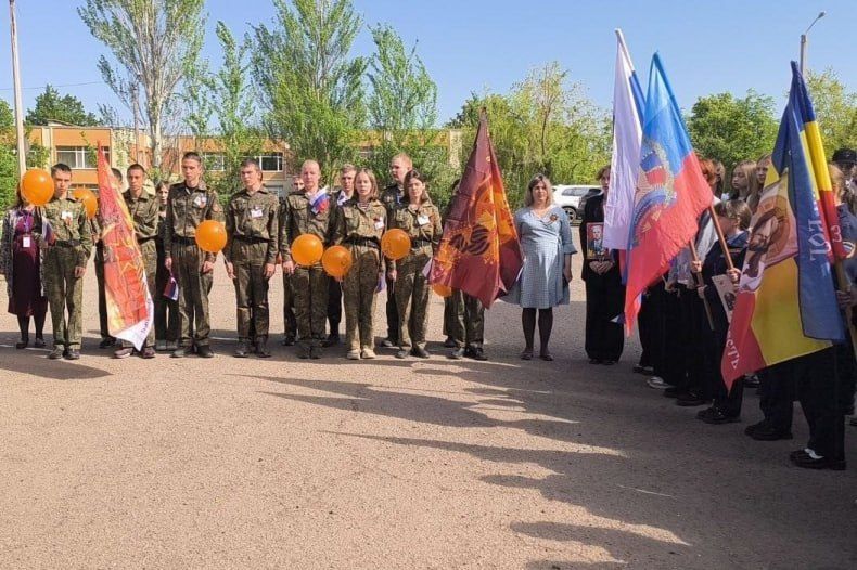 В Свердловской СШ №8 прошла торжественная линейка «Бессмертный полк: Герои среди нас» В Свердловской СШ №8 прошла торжественная линейка «Бессмертный полк: Герои среди нас»